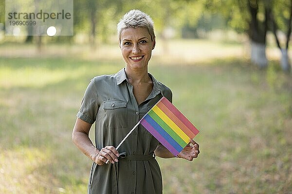Lesbische Frau mit Flagge