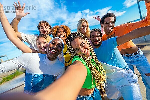 Multiethnische Freunde lächeln in die Kamera  während sie ein lustiges Selfie in der Stadt machen