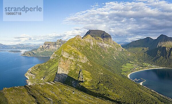 Blick vom Berg Finnesfjellet auf Berge und Küste  Finnes  Helgelandküste  Bodø  Nordland  Norwegen  Europa