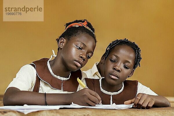 Gruppe afrikanischer Kinder beim gemeinsamen Lernen