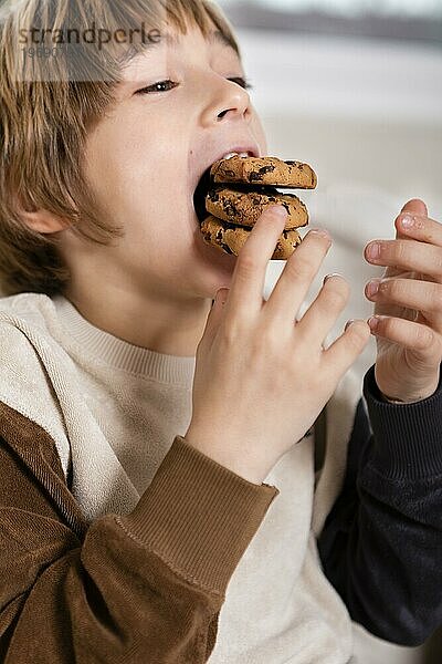 Kind ißt Kekse zu Hause