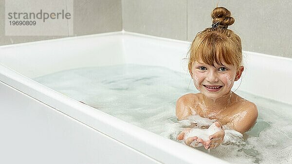 Vorderansicht kleines Mädchen Badewanne