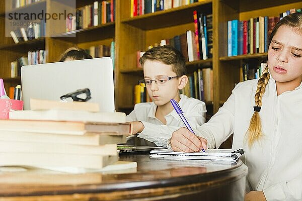 Kinder arbeiten hart an ihrer Hausaufgabe