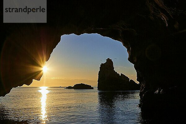 Grotta del Camello  Morgenlicht  Bootstour  Sonnenaufgang  Sonne als Stern  Gegenlicht  Marettimo  Ägadische Inseln  Sizilien  Italien  Europa