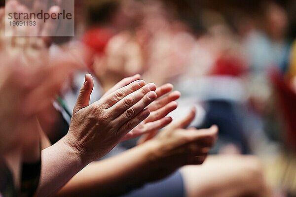 Applaus  klatschende Hände  applaudierendes Publikum  Zuhörer in einem Saal spenden Beifall  Köln  Nordrhein-Westfalen  Deutschland  Europa