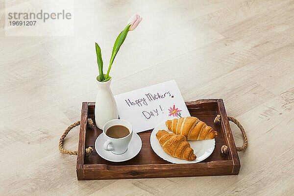 Glückliche Mütter Tag Inschrift mit Kaffee Tablett