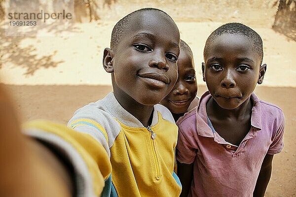 Close up Kinder nehmen Selfie zusammen