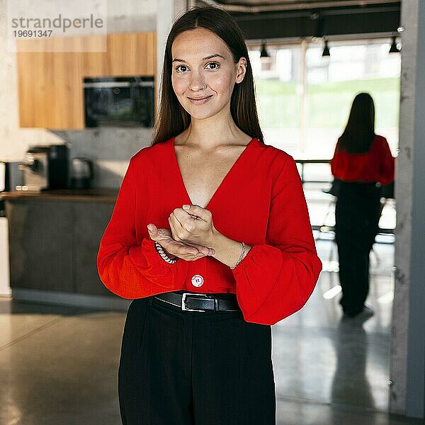 Vorderansicht lächelnde Geschäftsfrau mit Zeichensprache