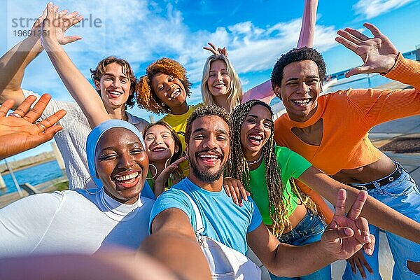 Große Gruppe multiethnischer  fröhlicher junger Menschen  die ein Selfie in der Stadt machen