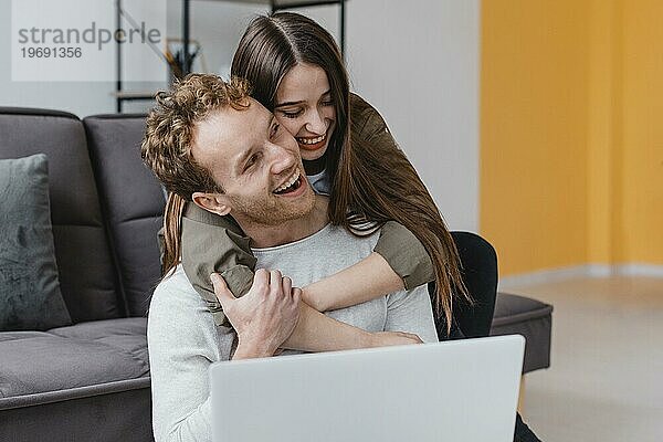 Glückliche  liebende Frau  die Pläne macht  gemeinsam ein Haus zu renovieren