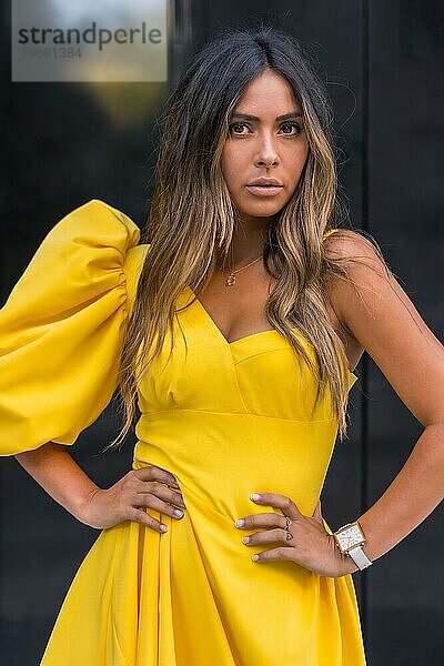 Vertikale Foto einer sinnlichen Schönheit Frau in modischen gelben Kleid Blick in die Kamera