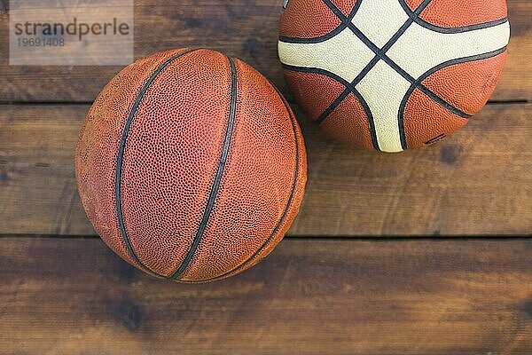 Overhead Ansicht zwei Basketball hölzernen texturierten Hintergrund