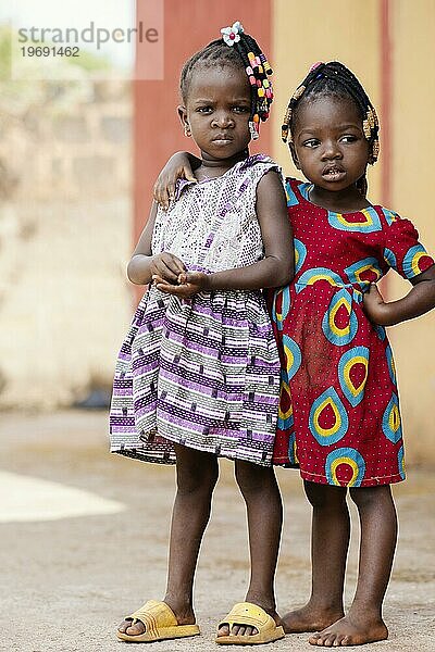 Voller Schuss niedliche afrikanische Mädchen posieren im Freien