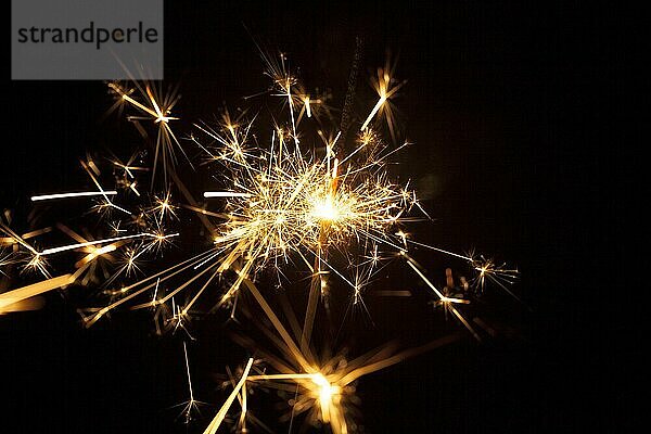 Dunkler Hintergrund mit hellem Glitzern