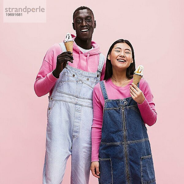 Glückliches Paar posiert mit Eiscreme