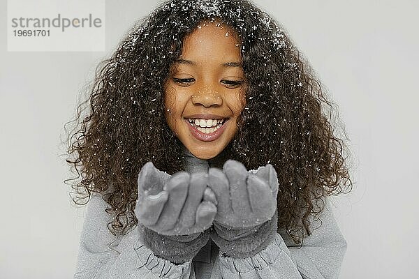 Smileymädchen mit Handschuhen in Großaufnahme