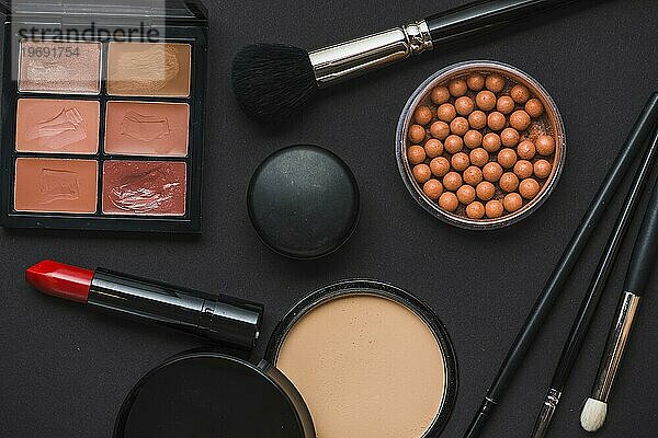 Verschiedene Make up Produkte schwarzer Hintergrund