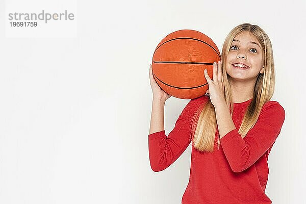 Mädchen mit Basketball