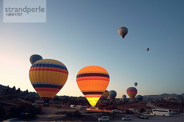 Bunte Heißluftballons. Sonnenaufgang in Kappadokien. Helle bunte Ballons steigen bei Sonnenaufgang im Tal auf. Goreme  Nevsehir  Kappadokien