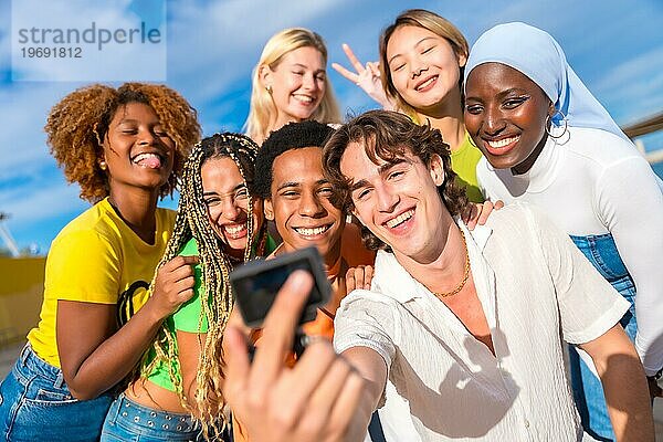Multiethnische und geschlechtsspezifische Freunde machen ein Selfie mit einer Gopro im Freien