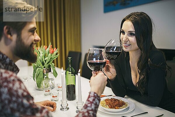 Liebevolle Menschen beim Wein Dinner