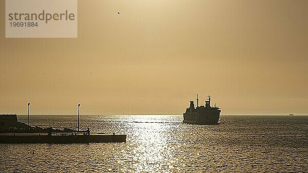 Morgenlicht  Gegenlicht  Fähre  Silhoulette  Levanzo-Ort  Hauptort  Levanzo  Ägadische Inseln  Sizilien  Italien  Europa