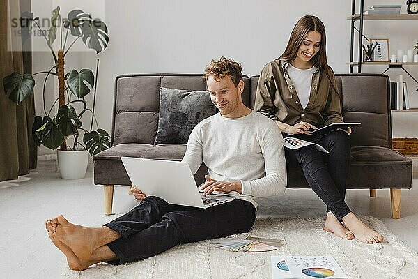 Glückliche  liebende Frau  Mann  der Pläne macht  um sein Haus gemeinsam zu renovieren