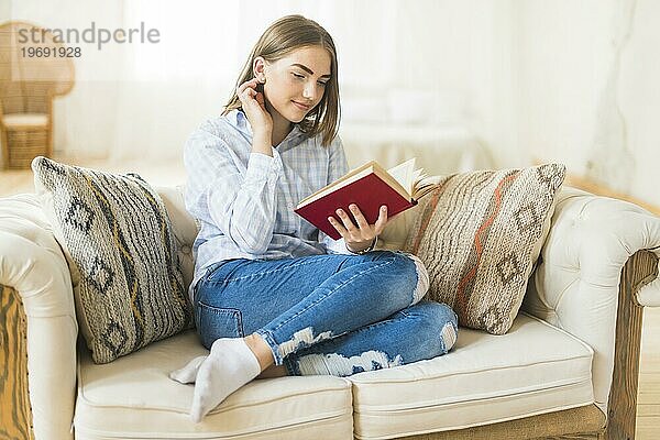 Lächelnde schöne Frau  die ein Märchenbuch liest
