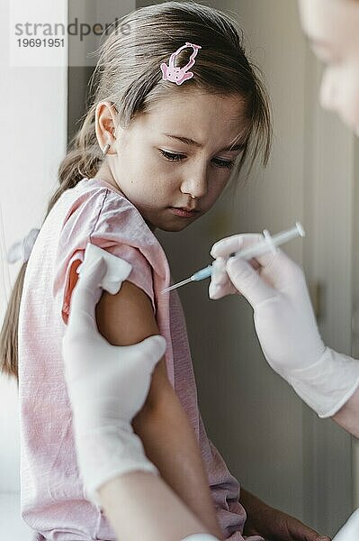 Kleines Kind mit Arzt wird geimpft