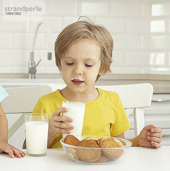 Kleiner Junge trinkt Milch