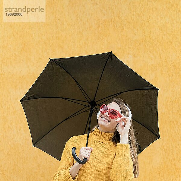 Frau hält schwarzen Regenschirm