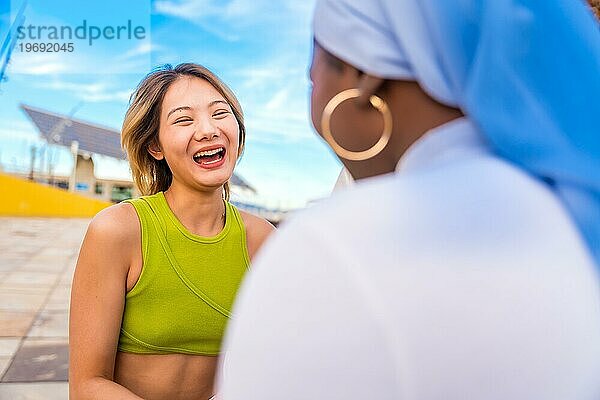 Junge und lächelnde chinesische Frau im Gespräch mit Freunden in einem fröhlichen Gespräch im Freien