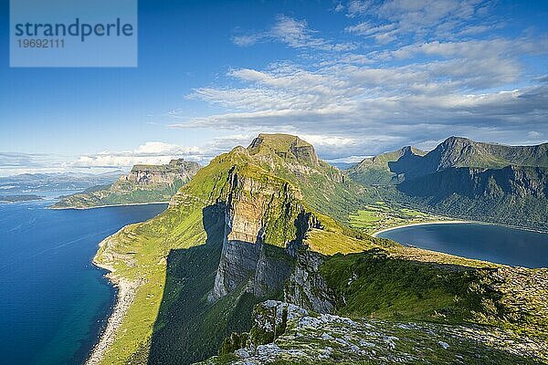 Blick vom Berg Finnesfjellet auf Berge und Küste  Abend Finnes  Helgelandküste  Bodø  Nordland  Norwegen  Europa