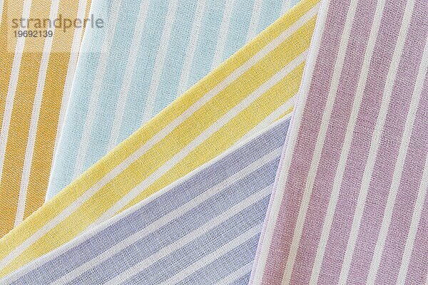 Hohe Winkel Ansicht verschiedene mehrfarbige Streifen Muster Textil