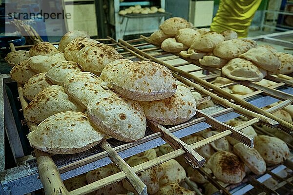 Backen des traditionellen ägyptischen Fladenbrots Aish Baladi. Frisch gebackenes Fladenbrot aus dem Ofen. Traditionelle ägyptische Straßenbäckerei