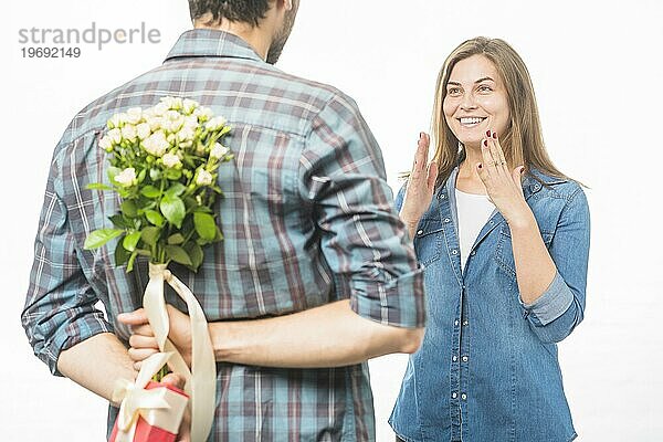 Mann versteckt Blume Geschenk seinen Rücken Front lächelnd Freundin