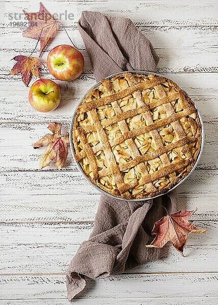 Draufsicht Apfelkuchen Thanksgiving mit Herbstlaub