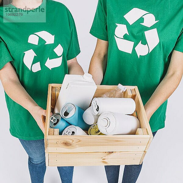 Close up zwei Frauen s Hand hält Holzkiste mit Recycling Artikel