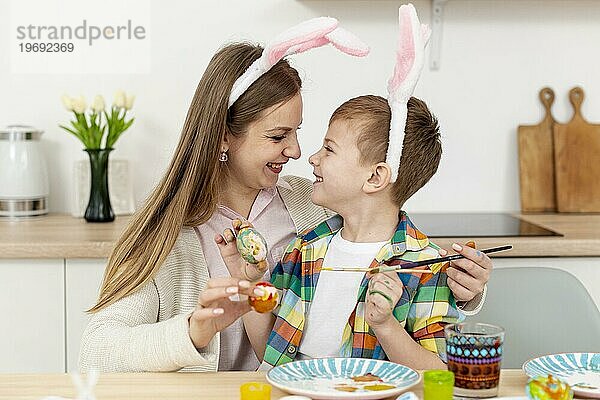 Mutter und Sohn mit Kaninchenohren