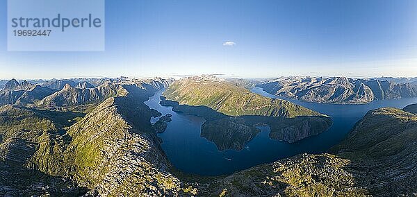 Blick vom Seiskallåfjellet in den Nordfjorden und den Melfjorden  hinten Svartisen Gletscher  Saltfjellet Svartisen Nationalpark  Helgelandküste  Rødøy  Nordland  Norwegen  Europa