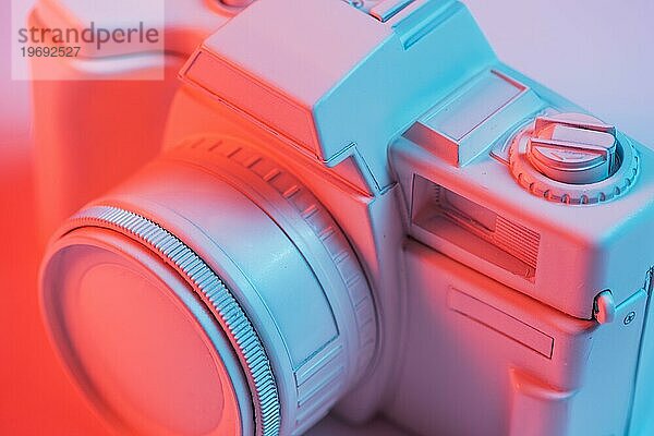 Nahaufnahme retro rosa Kamera mit blauem Licht