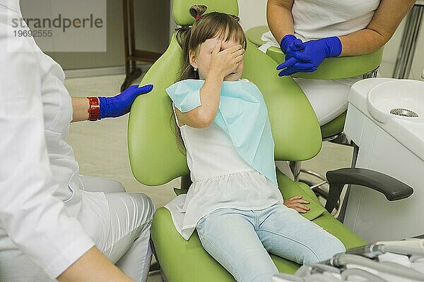 Verängstigtes Mädchen beim Zahnarzt