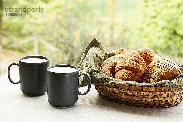 Vorderansicht Kaffeetassen mit Croissants