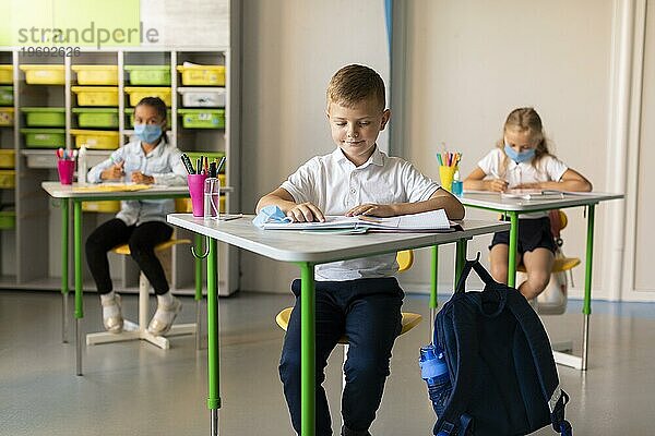 Kinder halten soziale Distanz im Klassenzimmer