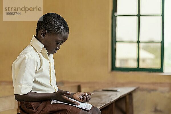 Afrikanisches Kind lernt Klasse