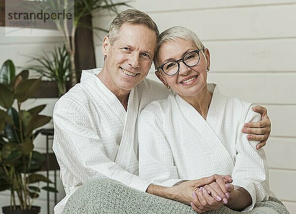 Lächelndes älteres Paar hält Hände
