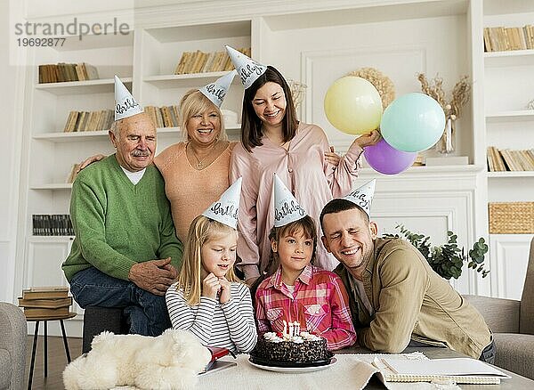 Medium shot glückliche Familie posiert mit Kuchen