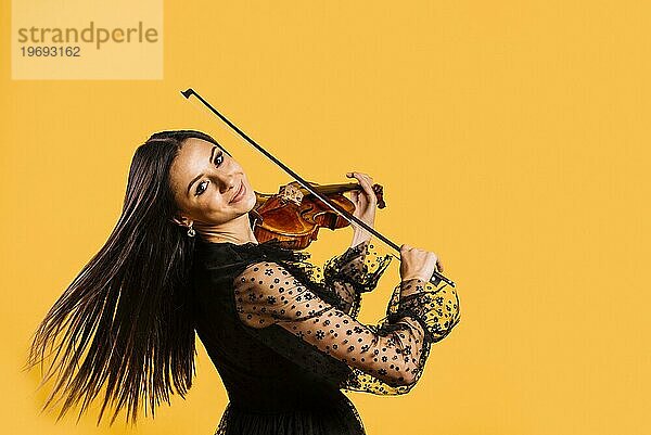 Lächelndes Mädchen spielt Geige