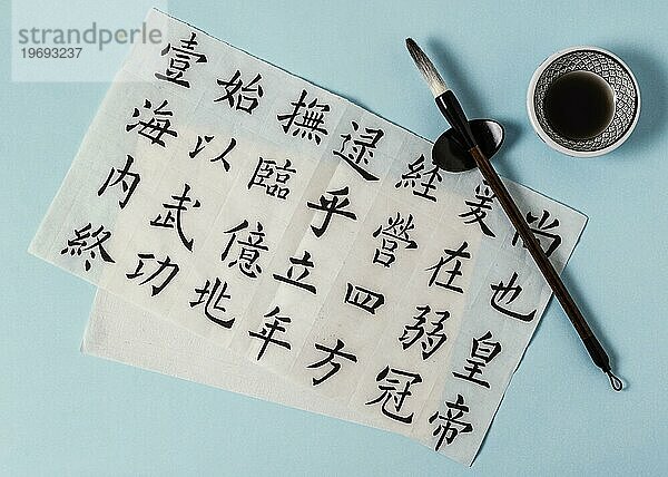 Flat lay Zusammensetzung chinesische Symbole mit Tinte geschrieben