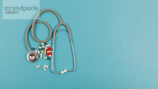 Stethoskop verschiedene Pillen